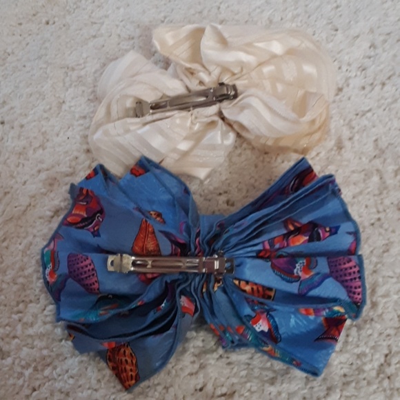 2 barettes. Both included. - Picture 2 of 2